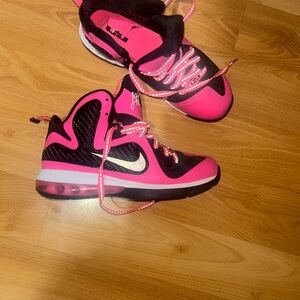 🎟️🎟️🎟️LeBron 9 Nike Black and Pink Shoes